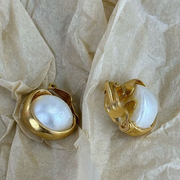 Chanel Vintage 93a Large Faux Pearl Gold Clip On Earrings - Picture 8 of 16